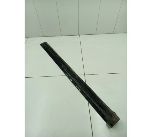 Уплотнитель порога двери передний правый