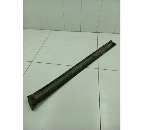 Уплотнитель порога двери передний правый