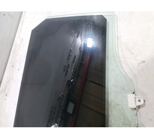 стекло заднее левое