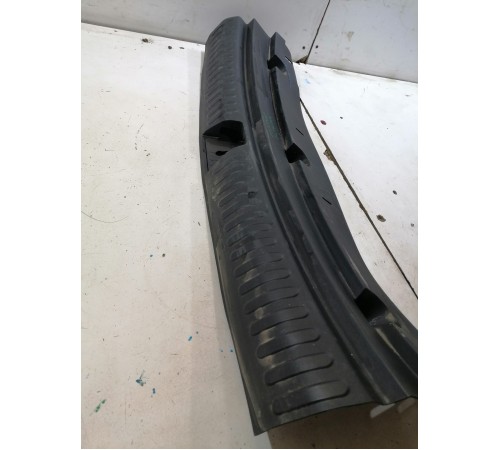 Накладка задней панели багажника