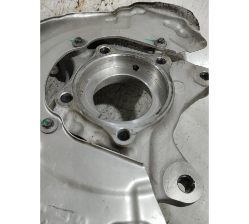 Кулак поворотный передний левый