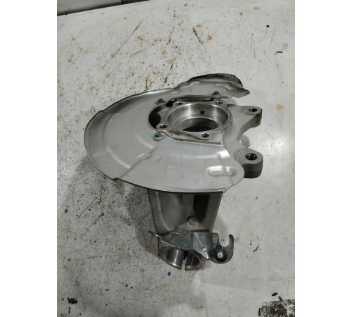 Кулак поворотный передний левый