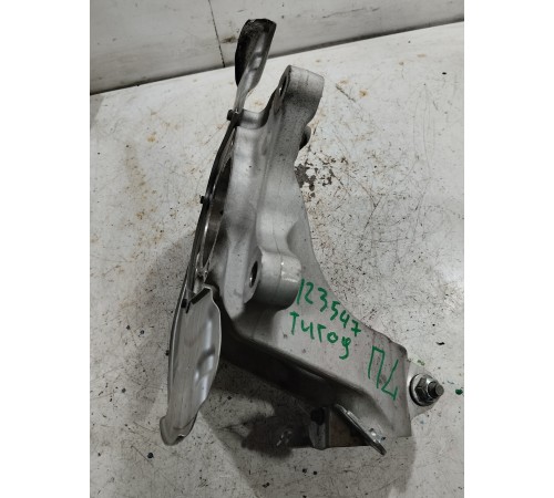 Кулак поворотный передний левый