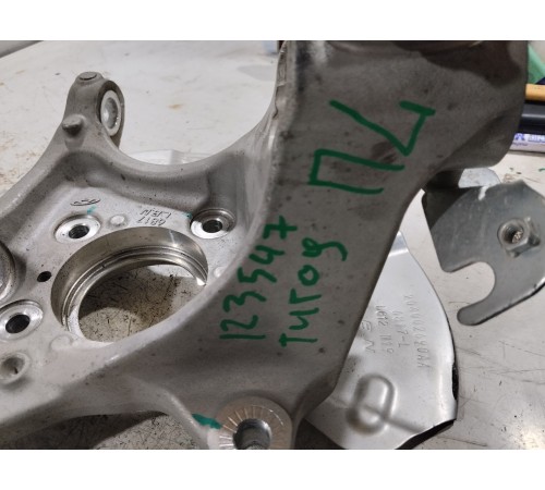 Кулак поворотный передний левый