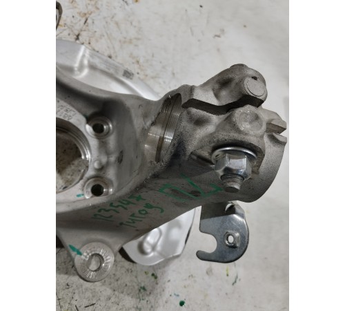 Кулак поворотный передний левый