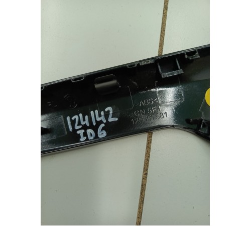 Накладка обшивки двери декоративная передняя левая 