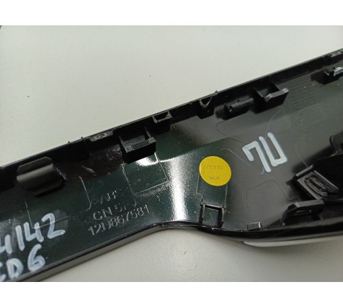 Накладка обшивки двери декоративная передняя левая 