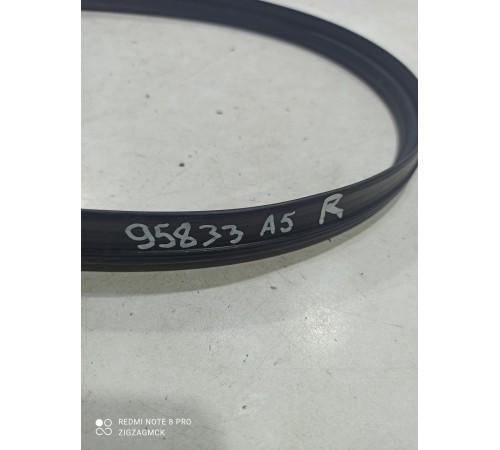 Уплотнитель капота правый