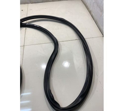 Уплотнитель дверного проема(передний,правый)