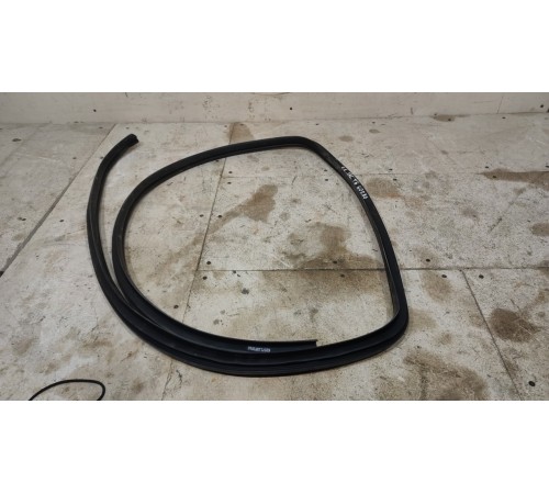 Уплотнитель двери задней левой