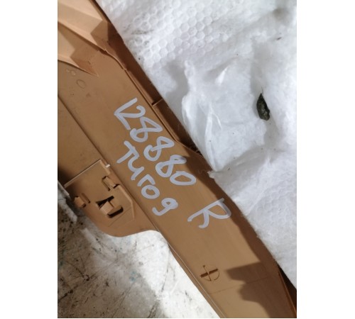 Обшивка центральной  стойки правая