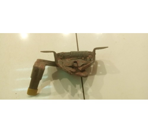 Замок капота