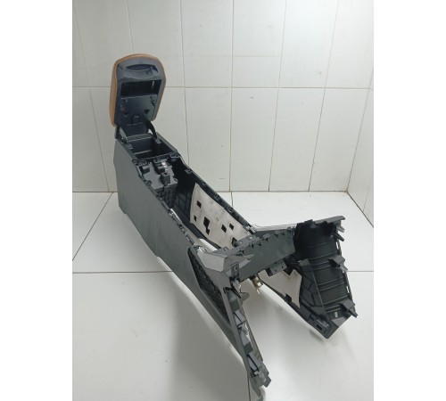 Центральная консоль (с подлокотником)