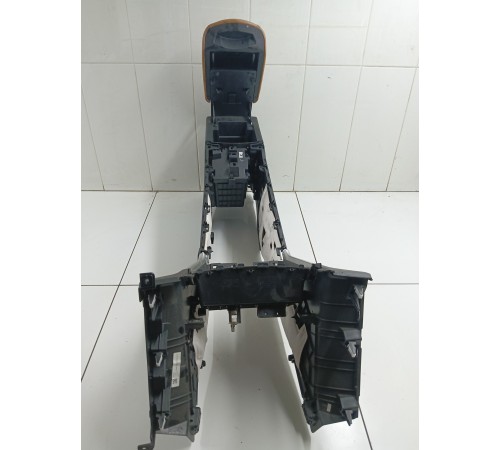 Центральная консоль (с подлокотником)