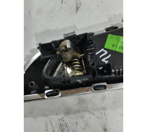 Ручка двери (передняя левая внутренняя)