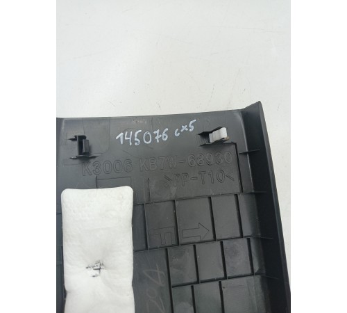 Обшивка крышки багажника (центральная)