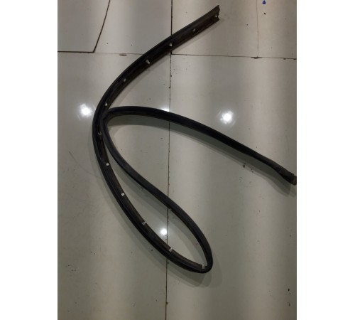 Уплотнитель порога левый