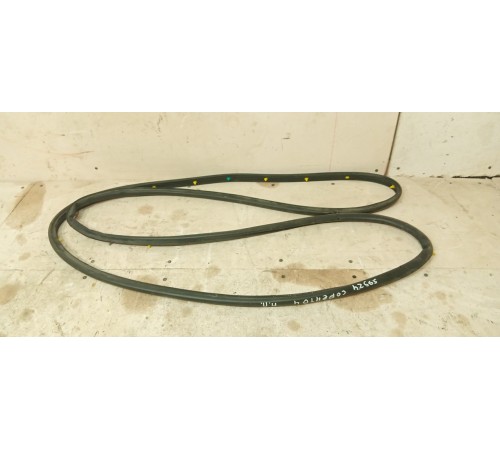 Уплотнитель двери передней правой