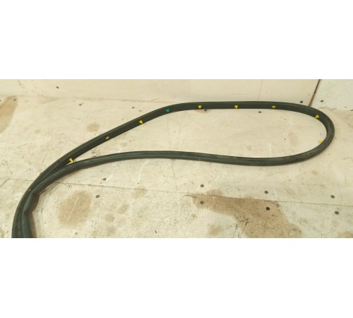 Уплотнитель двери передней правой