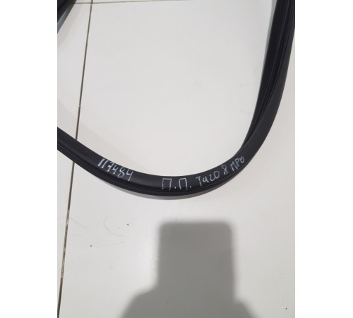 Уплотнитель двери передний правый