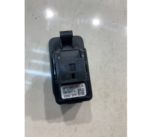 Кнопка открывания багажника