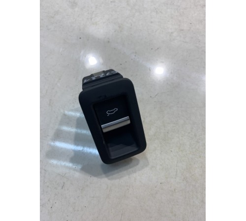 Кнопка открывания багажника