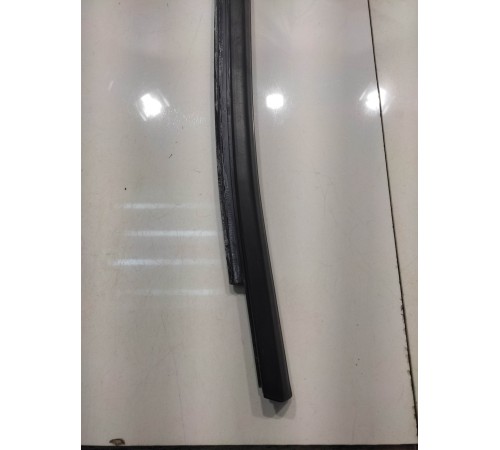 Уплотнитель стекла (передний, левый, внешний)