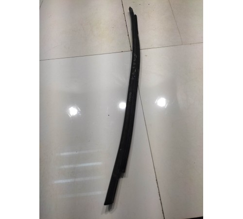 Уплотнитель стекла (передний, левый, внешний)