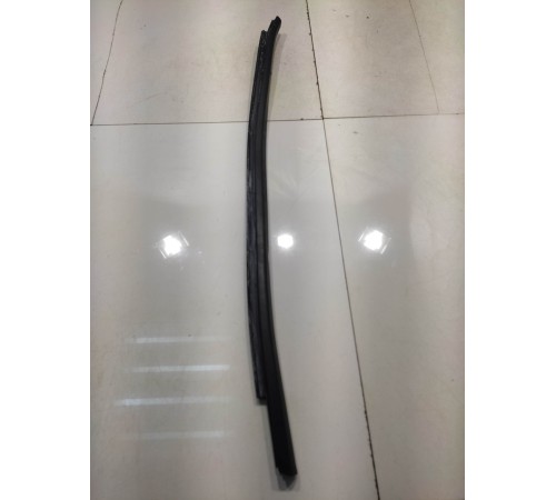 Уплотнитель стекла (передний, левый, внешний)