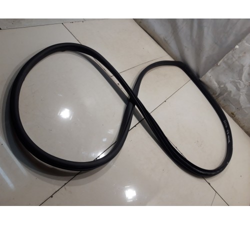 Уплотнитель двери (передний, левый)