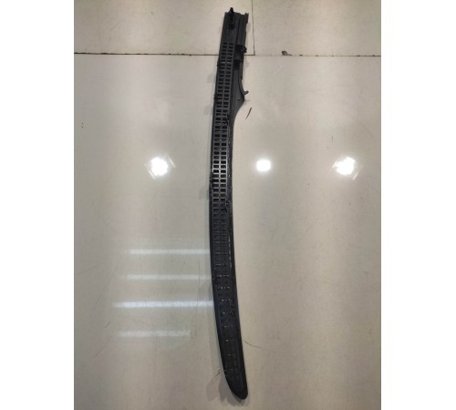 Накладка лобового стекла (правая)