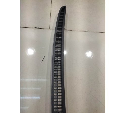 Накладка лобового стекла (правая)