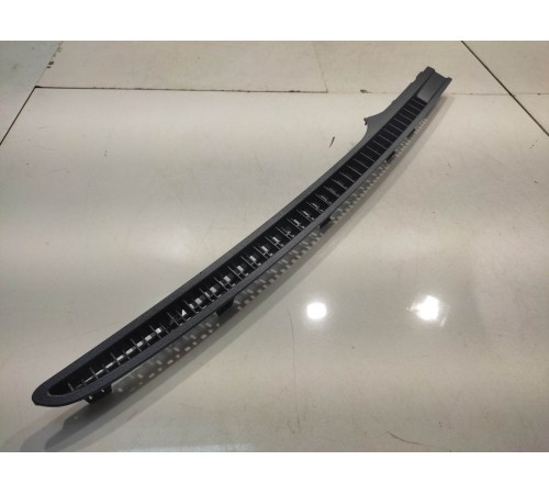 Накладка лобового стекла (правая)