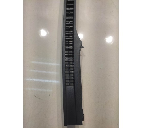 Накладка лобового стекла (правая)