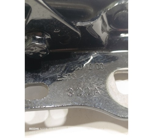 Петля капота правая