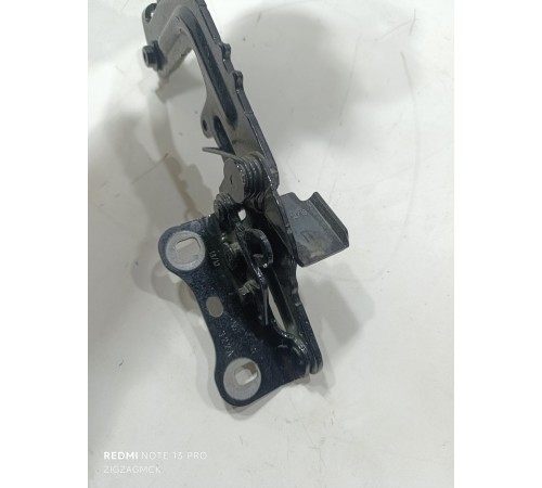 Петля капота правая