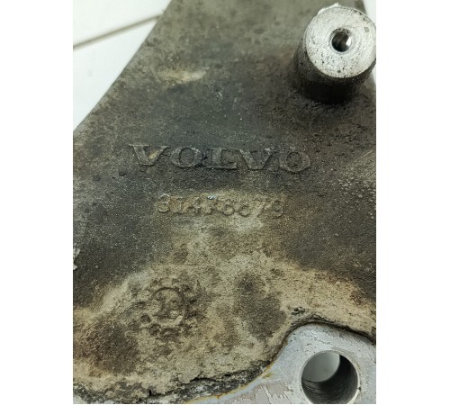 Кулак поворотный передний правый