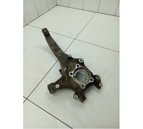 Кулак поворотный передний правый