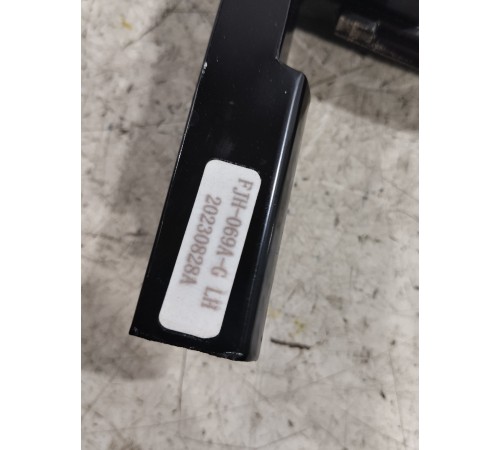 Форточка двери передняя левая