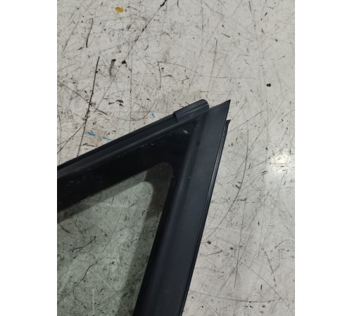 Форточка двери передняя левая