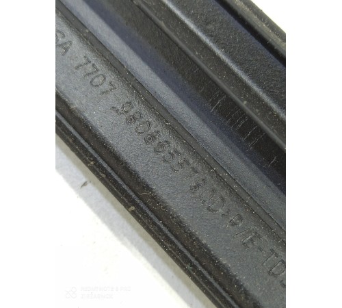 Уплотнитель стекла (передний правый внутренний)