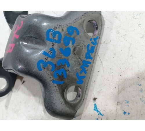 Петля двери задняя левая верхняя