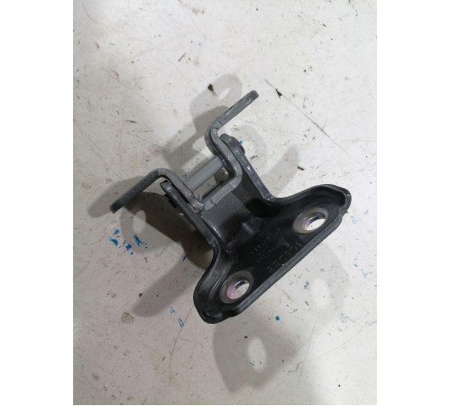 Петля двери задняя левая верхняя