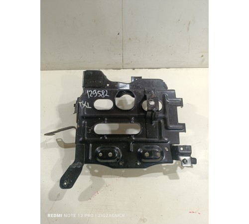 Крепление аккумулятора полка АКБ