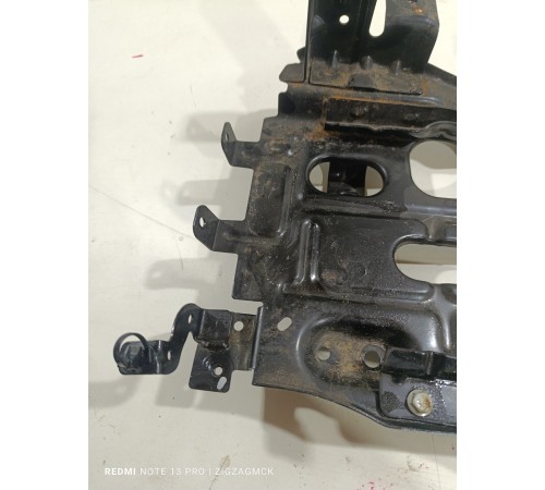 Крепление аккумулятора полка АКБ