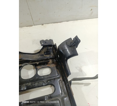 Крепление аккумулятора полка АКБ