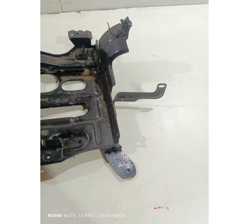 Крепление аккумулятора полка АКБ