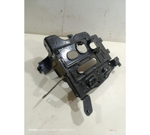 Крепление аккумулятора полка АКБ