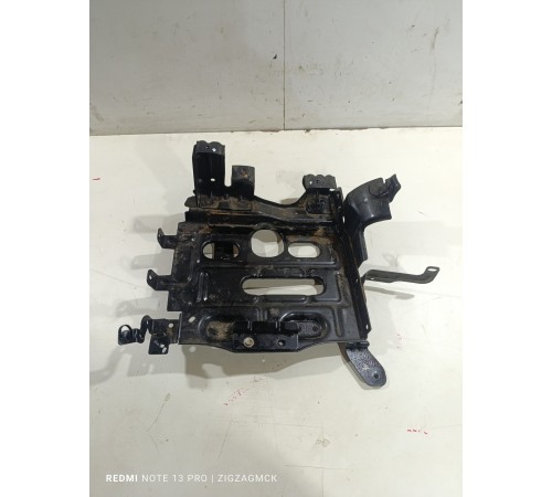 Крепление аккумулятора полка АКБ