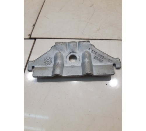 Прижимная планка аккумулятора